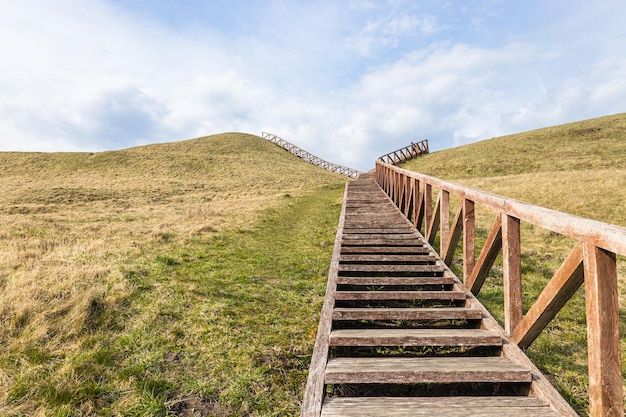 Salire le scale di legno fino al tumulo di Seredzius in Lituania