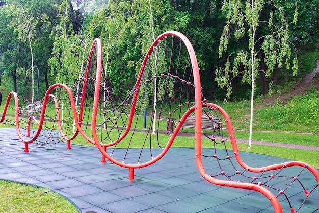 Salire le scale di metallo con le corde che superano il percorso ad ostacoli per bambini parco giochi moderno parco avventura