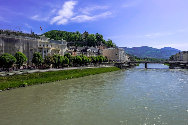 Salisburgo AustriaAprile 29 2018 Fiume Salzach a Salisburgo Austria