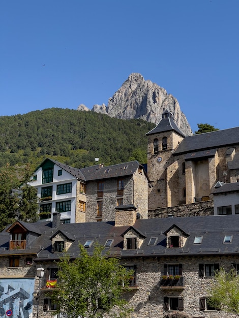 Sallent de Gallego chiesa e picco Foratata Tena Valley provincia di Huesca Aragona Spagna