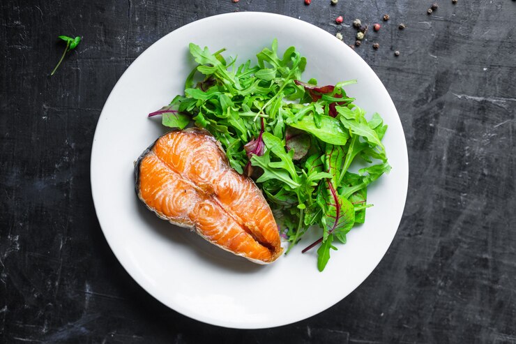 Salmon dan daun salad ikan hijau makanan laut camilan diet pescetarian