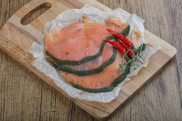 Salmone affettato con aneto