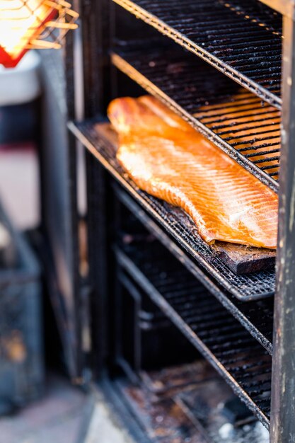 Salmone affumicato al mercatino di Natale locale.