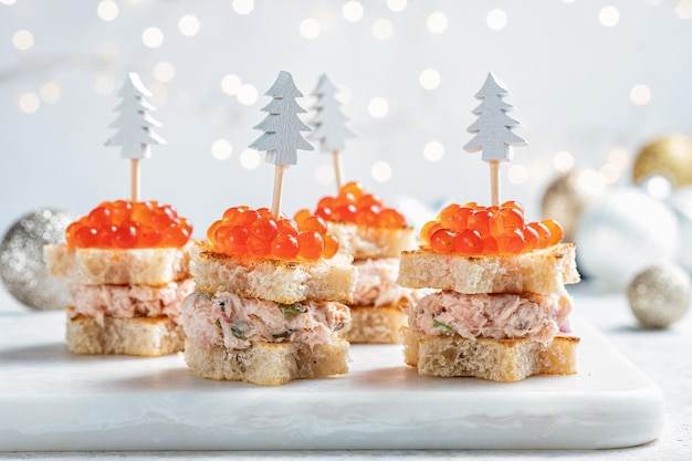 Salmone affumicato crema di formaggio aneto e patè di rafano per la festa di Natale