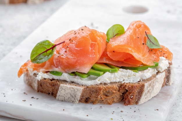 Salmone affumicato e avocado su toast