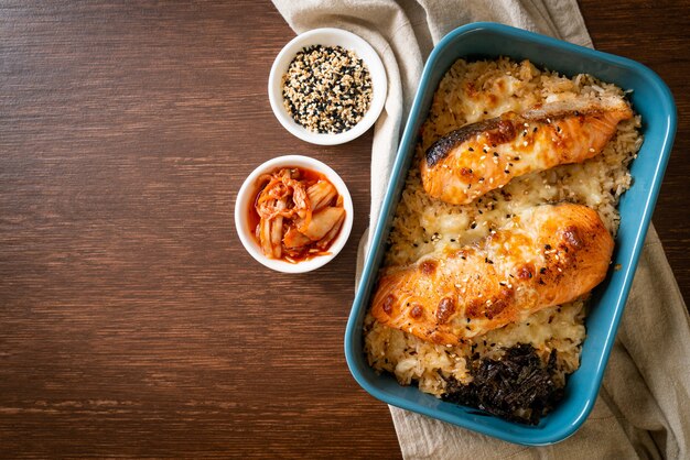 salmone al forno con formaggio e riso al miso piccante