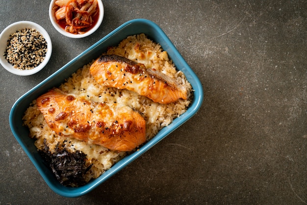 salmone al forno con formaggio e riso al miso piccante