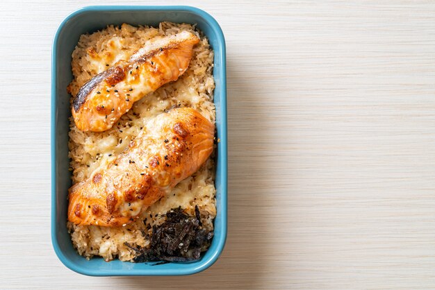 salmone al forno con formaggio e riso al miso piccante