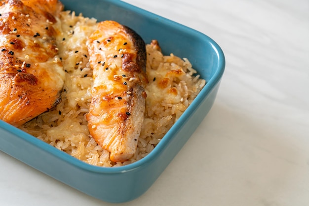 salmone al forno con formaggio e riso al miso piccante