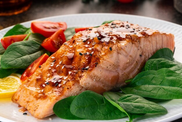 Salmone al forno con insalata