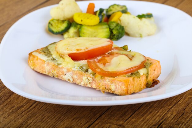 Salmone al forno con pesto