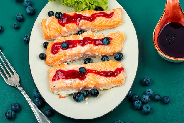 Salmone al forno con salsa ai mirtilli Filetti di salmone bistecche alla griglia