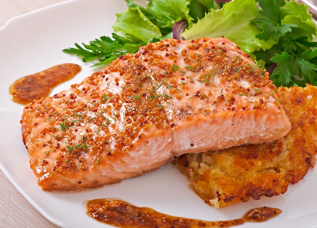 Salmone al forno con salsa di senape e gratin di patate