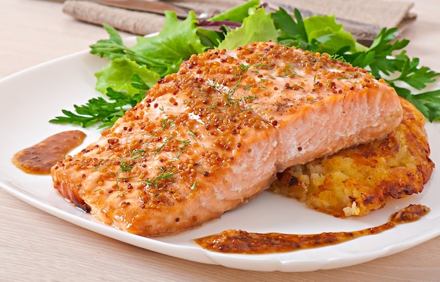 Salmone al forno con salsa di senape e gratin di patate