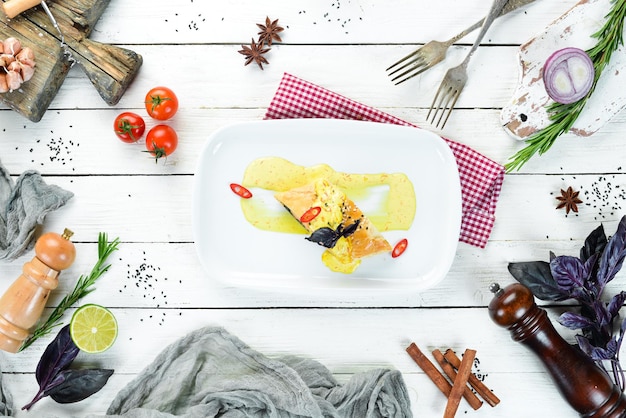 Salmone al forno con spinaci in pasta Nel piatto Vista dall'alto Spazio libero per il testo