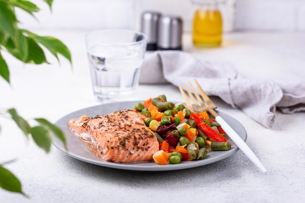 Salmone al forno con verdure bollite