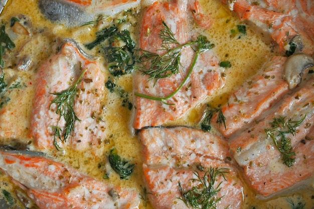 Salmone al forno in una grande ciotola