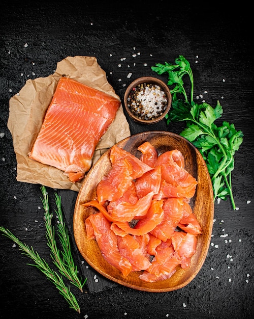 Salmone al sale con rosmarino prezzemolo e spezie