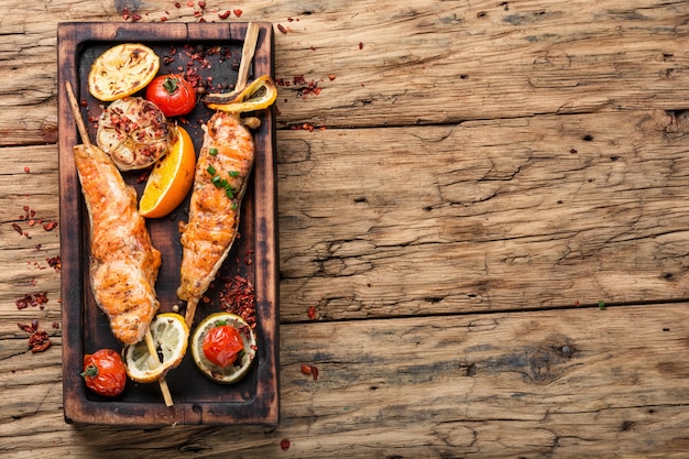 Salmone alla griglia allo spiedo