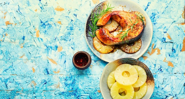 Salmone alla griglia con ananas, frutti di mare