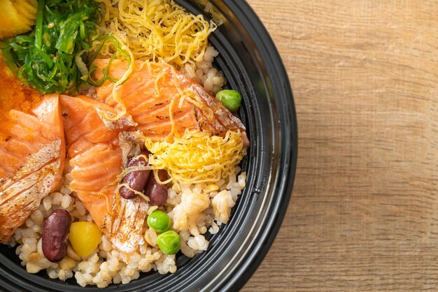 salmone alla griglia con donburi di riso integrale - stile alimentare giapponese