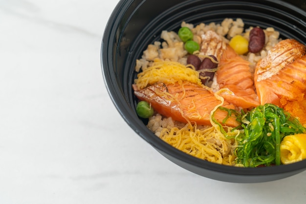 salmone alla griglia con donburi di riso integrale - stile giapponese