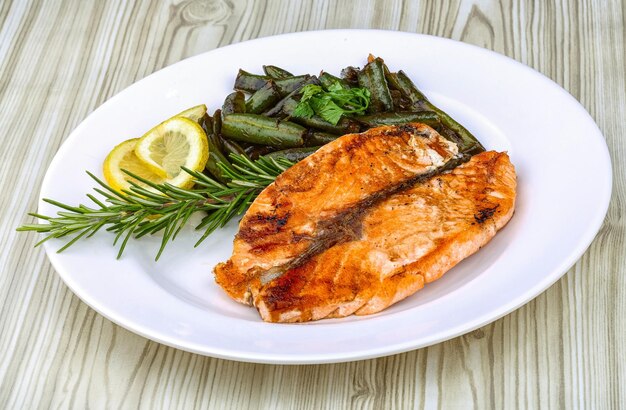 Salmone alla griglia con fagiolini