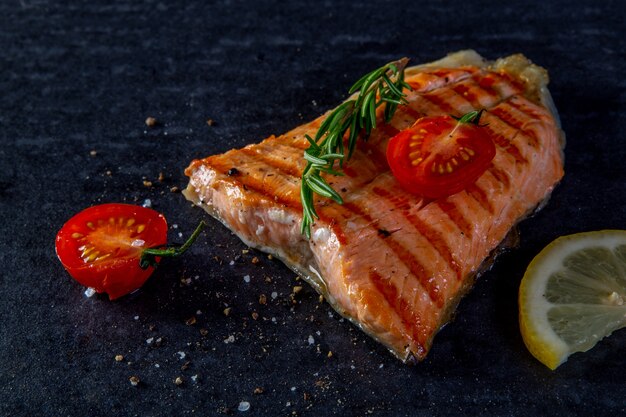 Salmone alla griglia con foglia di insalata fresca