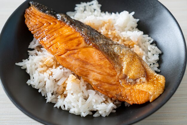 Salmone alla griglia con salsa di soia Ciotola di riso in stile giapponese