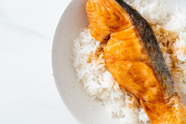 Salmone alla griglia con salsa di soia Ciotola di riso in stile giapponese