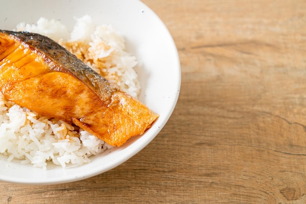 Salmone alla griglia con salsa di soia Ciotola di riso in stile giapponese