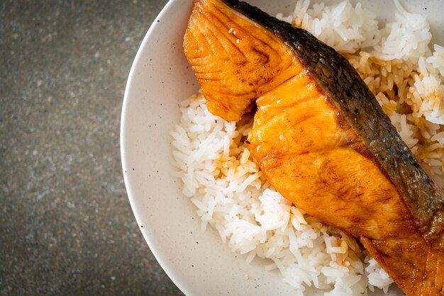 Salmone alla griglia con salsa di soia Ciotola di riso - stile alimentare giapponese