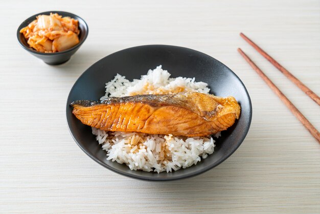 Salmone alla griglia con salsa di soia Ciotola di riso