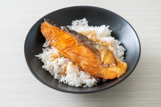 Salmone alla griglia con salsa di soia Ciotola di riso