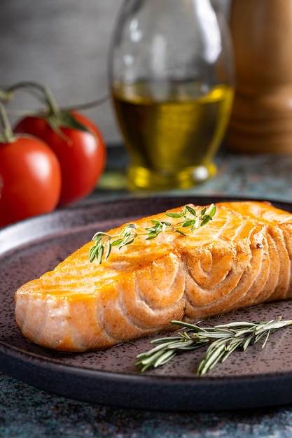 Salmone alla griglia con spezie sulla piastra