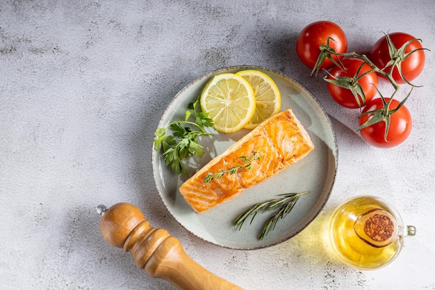 Salmone alla griglia con spezie sulla piastra