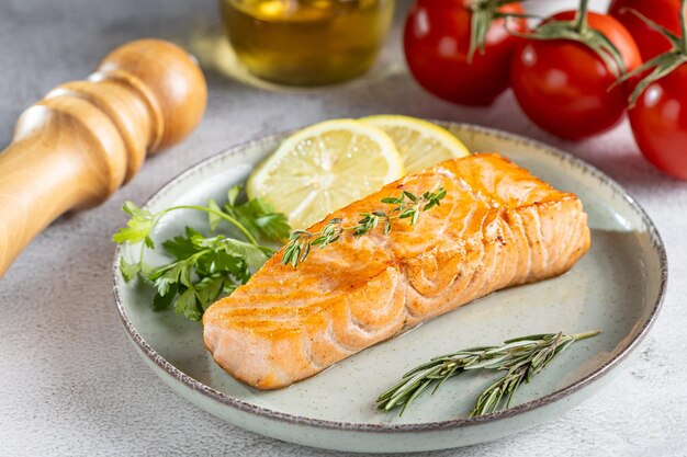 Salmone alla griglia con spezie sulla piastra