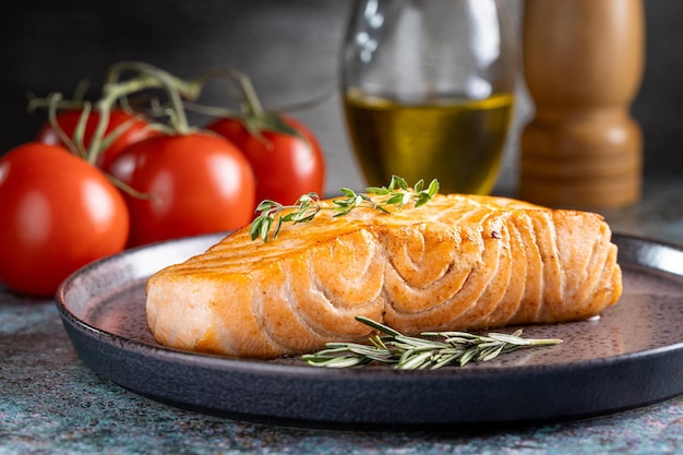 Salmone alla griglia con spezie sulla piastra