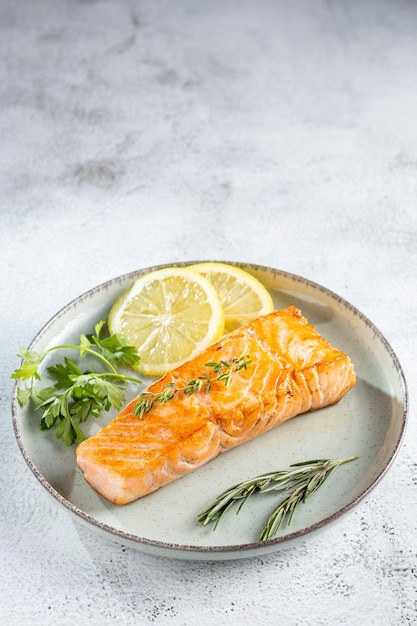 Salmone alla griglia con spezie sulla piastra