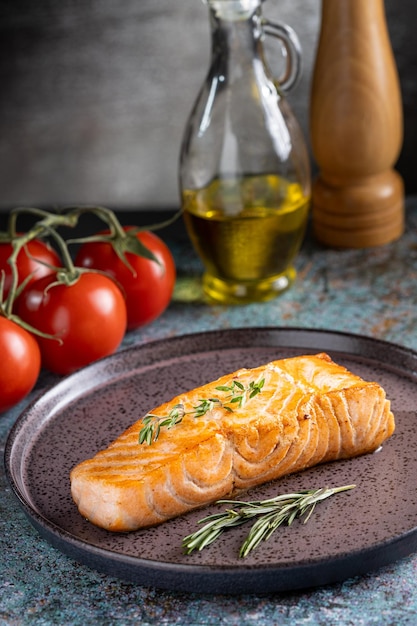 Salmone alla griglia con spezie sulla piastra