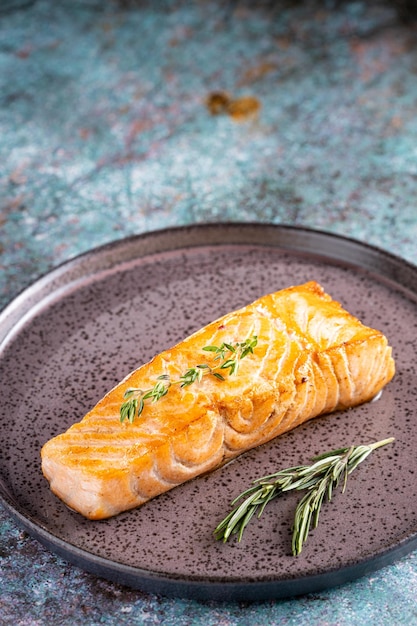 Salmone alla griglia con spezie sulla piastra