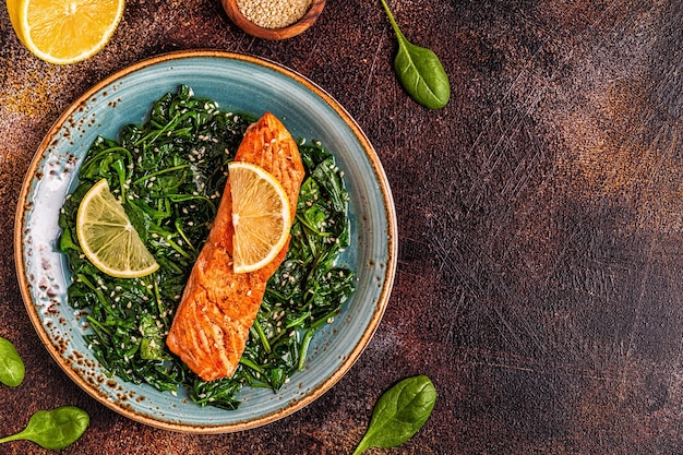 Salmone alla griglia con spinaci, vista dall'alto.