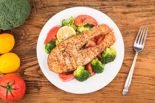 Salmone alla griglia con varie verdure su un piatto