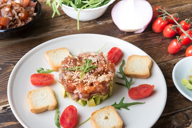 Salmone alla tartara con avocado