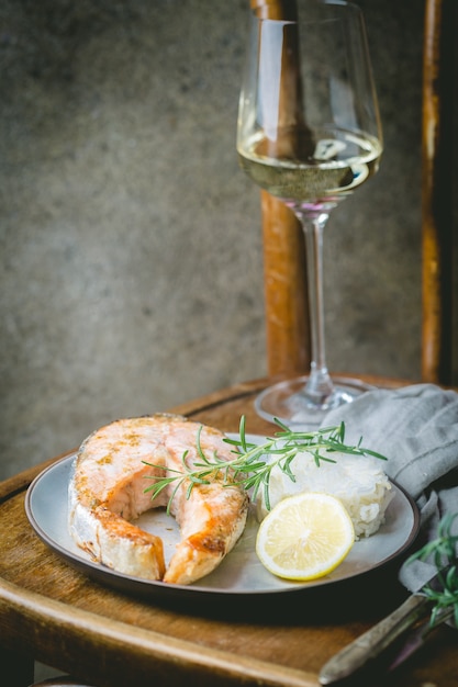 Salmone arrostito con riso su un piatto