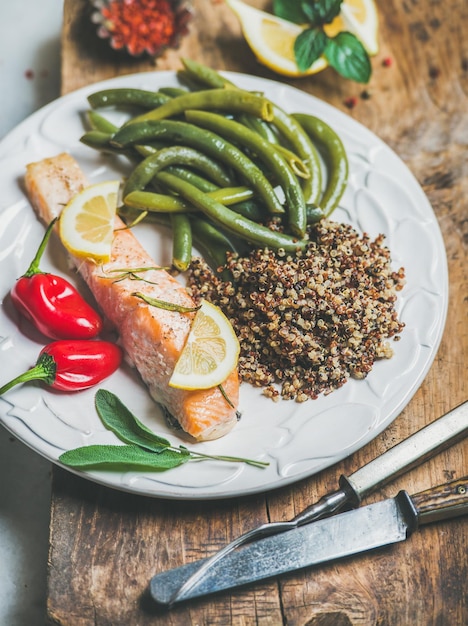 Salmone arrosto con peperoncino di quinoa multicolore e fagioli in camicia