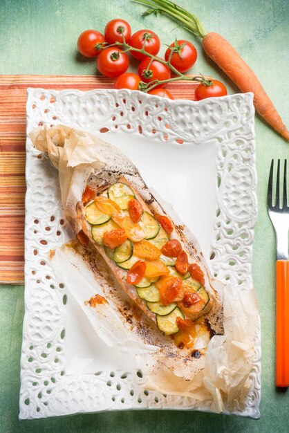 Salmone avvolto con zucchine pomodori e carote