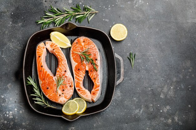 Salmone. Bistecca di pesce rosso trota cruda con ingredienti per cucinare. Cottura di salmone, frutti di mare. Concetto di mangiare sano