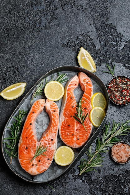 Salmone. Bistecca di pesce rosso trota cruda con ingredienti per cucinare.