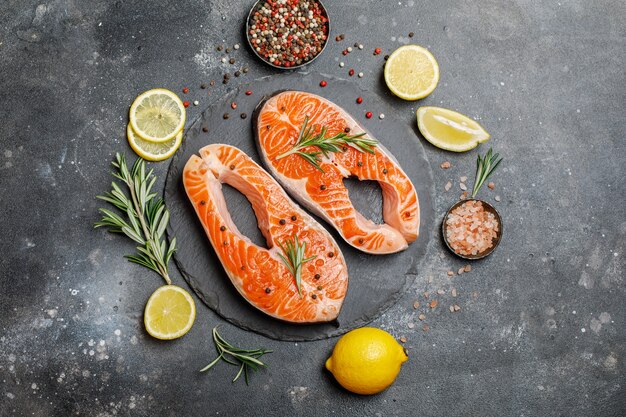 Salmone. Bistecca di pesce rosso trota cruda con ingredienti per cucinare.